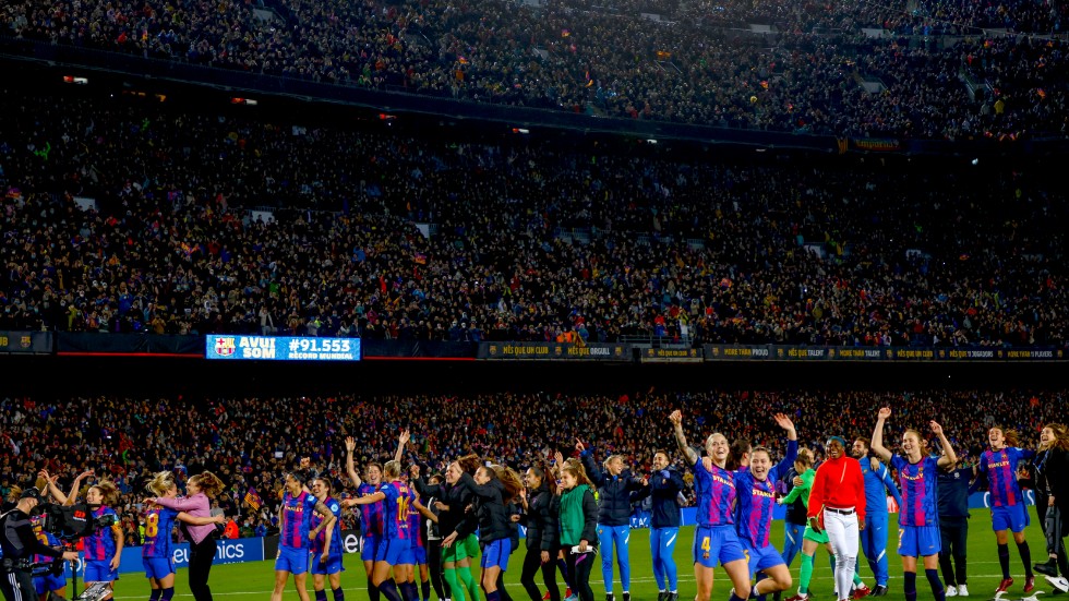 Barcelonaspelarna jublar efter att ha tagit sig vidare till semifinal i Champions League, framför världsrekordpublik (91|553 åskådare) på hemmaarenan Camp Nou.