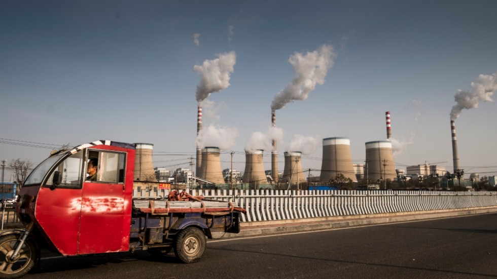 I längden en självförstörande strategi för ekonomisk expansion  – koleldat kraftverk norr om Peking. Koleldning har i många länder en ödeläggade stor betydelse för elförsörjningen. 