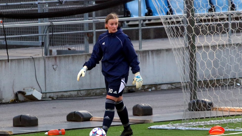 Tyra Berggården har skrivit på ett långt kontrakt med IFK Norrköping. "Hon är så mogen och lugn för sin ålder", säger managern Tor-Arne Fredheim.