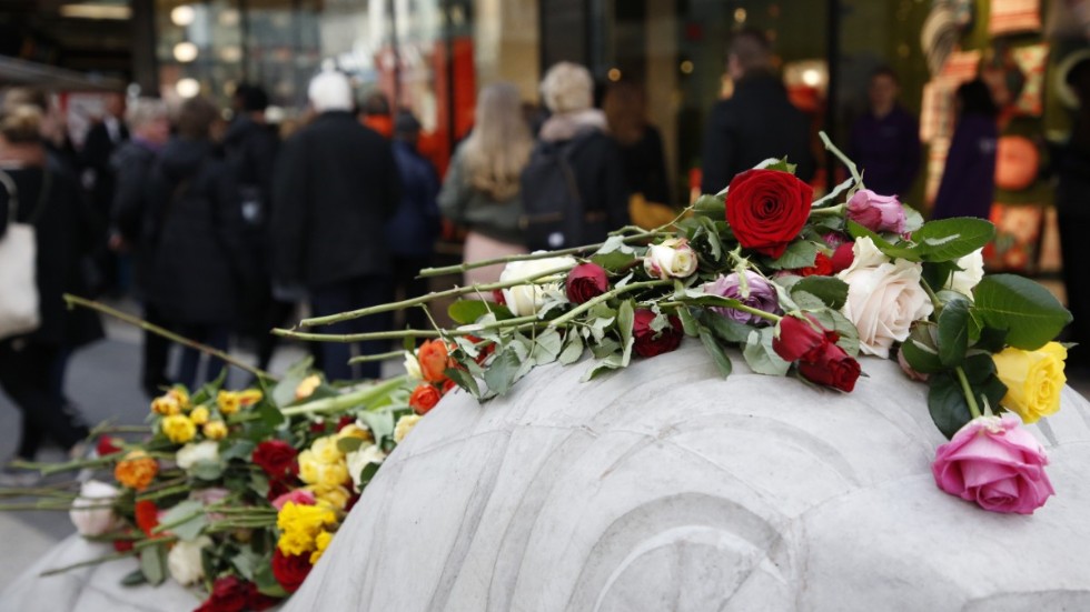 Ingen våldsbejakande extremism ska gå under radarn. Terrordådet på Drottninggatan kostade fem människor livet.