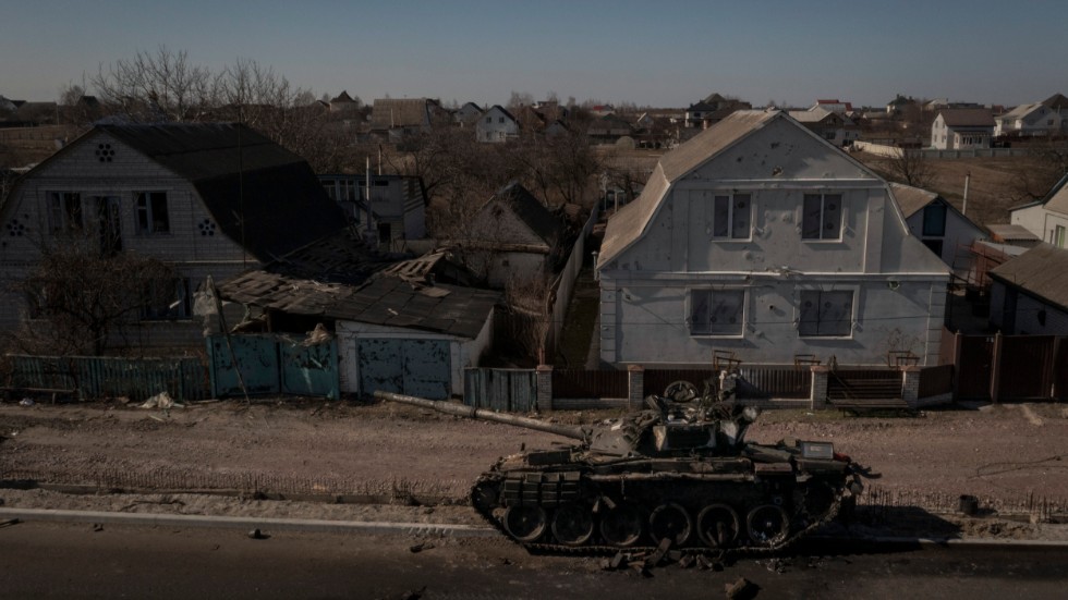 Utslagen äldre rysk stridsvagn vid Brovary utanför Kyjiv.