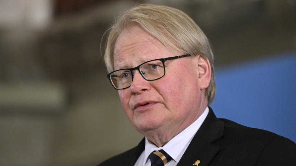 På bara några veckor har försvarsminister Peter Hultqvist (S) gått från att vara Nato-motståndare till att framföra argument för medlemskap.