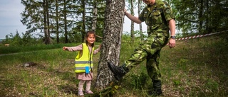 Här utbildar soldater barn – och tvärtom