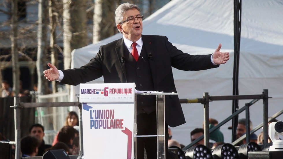 Jean-Luc Mélenchon talar på Place de la République i Paris efter en stor marsch med sina anhängare, söndagen den 20 mars.