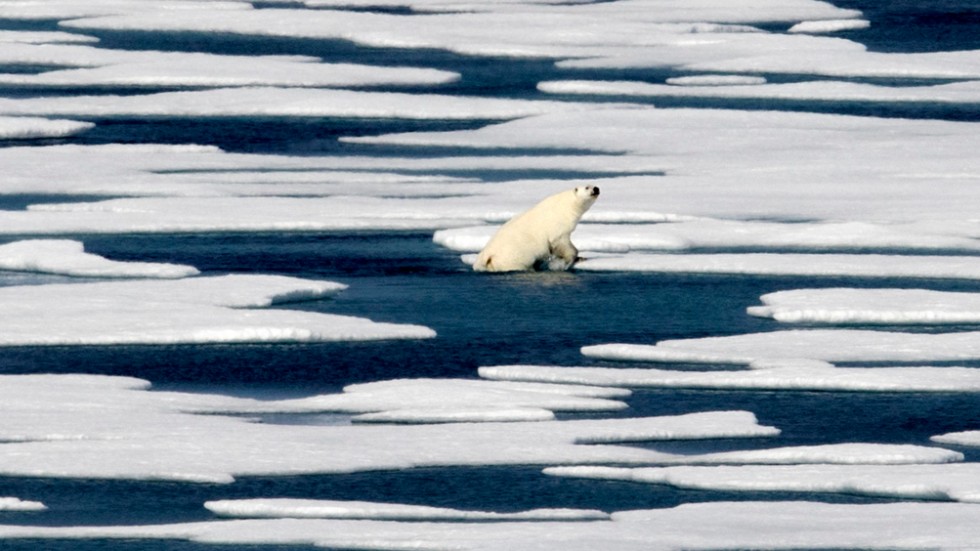 Skribenten pekar på nya värmerekord i Arktis medan vi fortsätter att göra stora fossila utsläpp.