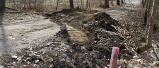 Nu har vägen till de inbommade hushållen grävts av – kommunalrådet: "Fruktansvärt"