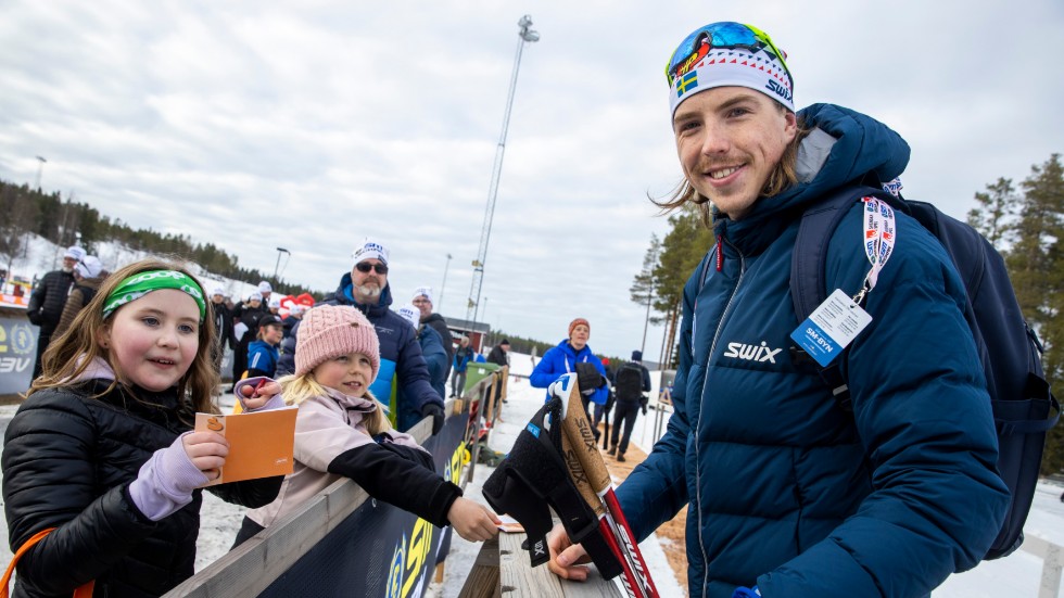 William Poromaa skriver autografer efter segern i herrarnas 30 km skidor fristil under SM-veckan i Piteå.