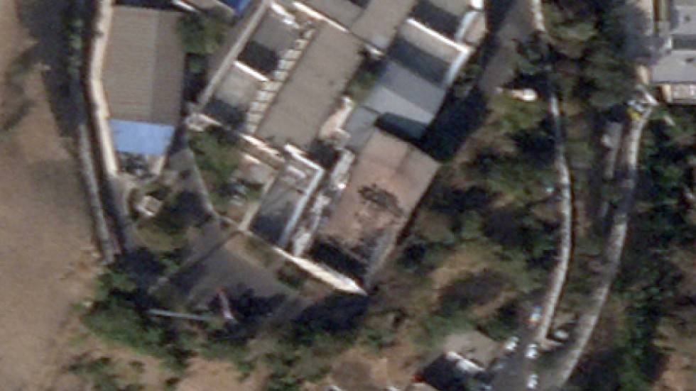 Ett utsnitt ur en satellitbild över Evin-fängelset, med ett bränt tak i nedre delen av fotots mitt.