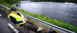 Hans drog upp harr för att hedra sin fiskekompis