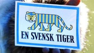 Protesterna rasar men svensken tiger om det mesta – utom vädret
