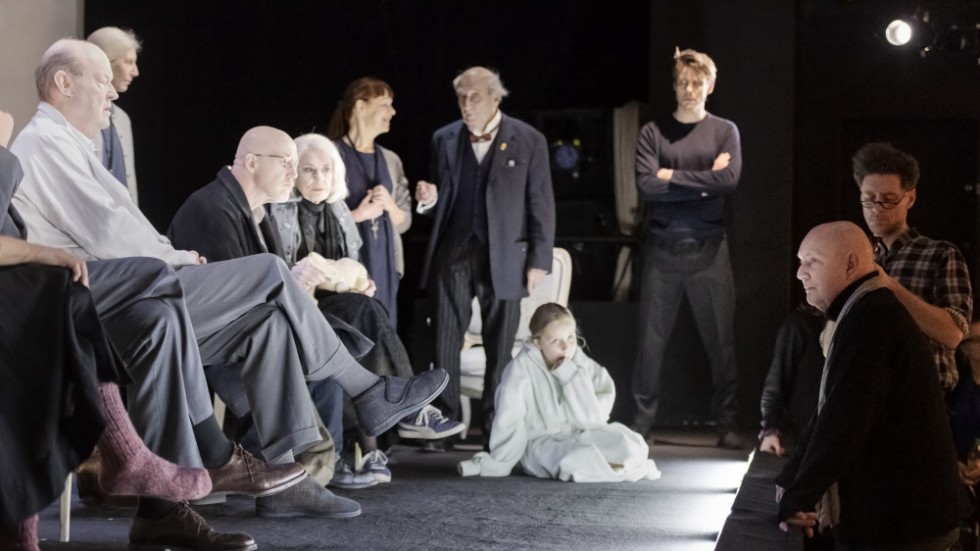 Lars Norén (till höger) vid repetitionerna av "Andante" på Dramaten. Bobo Ericzén till höger om regissören. Arkivbild.