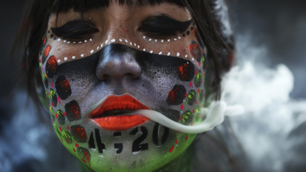 Demonstrant i Mexiko 2021. Kraven på legalisering ökar i världen. 
