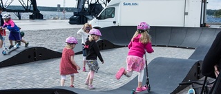 Livad och glad på familjedag på Södra Strand