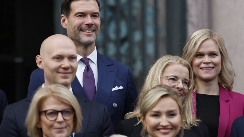 Johan Forssell (längst bak) när den nya regeringen presenterades.