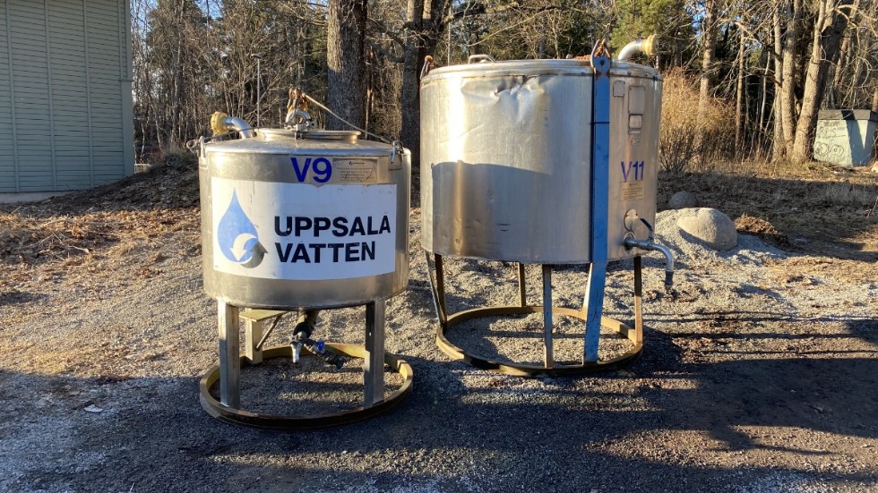 Uppsala vatten har ställt ut vattentankar runt om i Björklinge där boende i området kan hämta dricksvatten. Bland annat utanför Björklingeskolan.