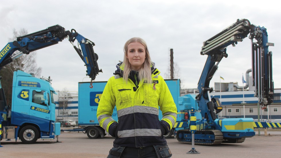 Amanda Kryeziu Westin kör Jinerts nyinköpta och största kranbil i Hultsfred– en koloss på 30 ton. Till höger om henne företagets första lågbyggda kran som går på larver. 