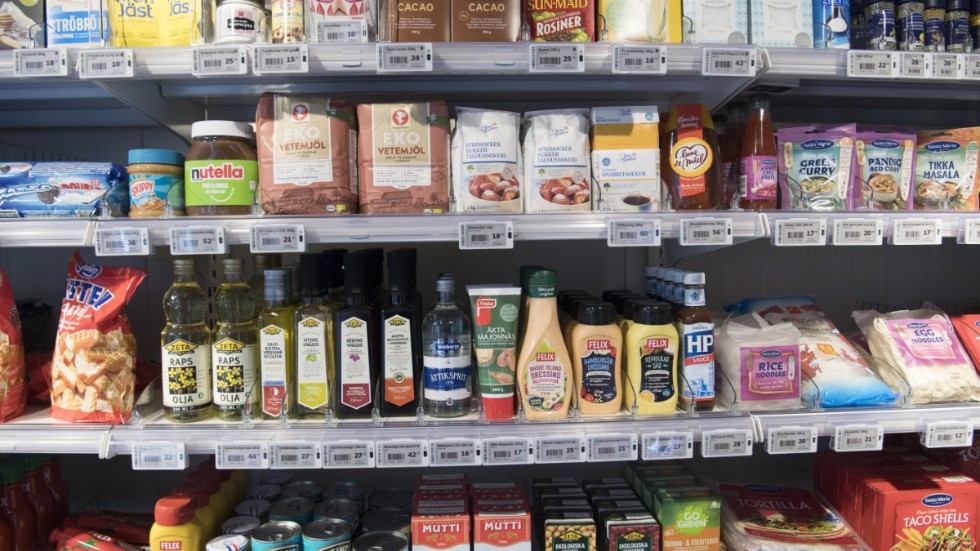 "I Kalmar län finns det nu 245 livsmedelsbutiker. Om butikerna, en efter en, skulle tvingas lägga ner kommer det påverka tillgängligheten för både livsmedel och annan samhällsservice för många i länet", varnar debattören.
