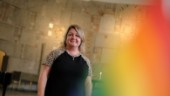 Yvette visar ömhet och kärlek i kyrkan under Pride