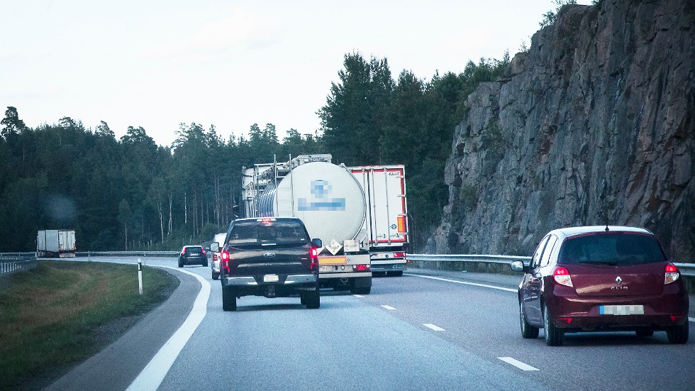 Signaturen "Ego" skriver att ett omkörningsförbud för lastbilar skulle minska antalet farliga trafiksituationer.