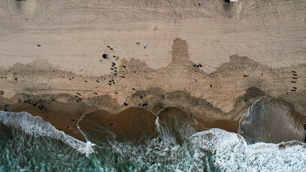 En bild tagen från luften över Huntington Beach i Kalifornien, där stranden öppnade förra veckan efter att ha sanerats.