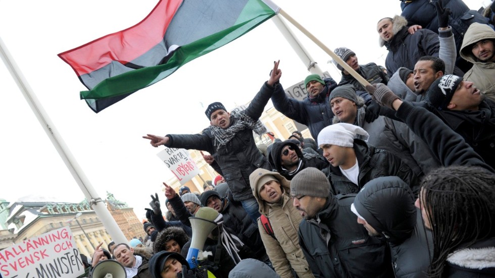 En demonstration från Stockholm 2011 då libyer i Sverige krävde Gaddafis och den svenske utrikesministern Carl Bildts avgång. 