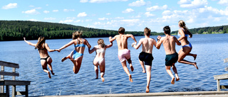 Bildreportage · Glada premiärbadare plumsar i vattnet: ”Äntligen är det sommar på riktigt”
