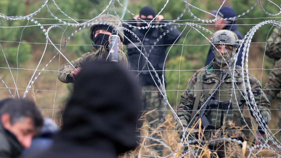 Polska gränsvakter i full militär utrustning håller undan människor från gränsen. Belarus diktator Aleksandr Lukasjenko har fått precis den reaktion han sökt.