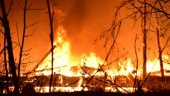 Ladugård utanför Eskilstuna totalförstörd i omfattande brand