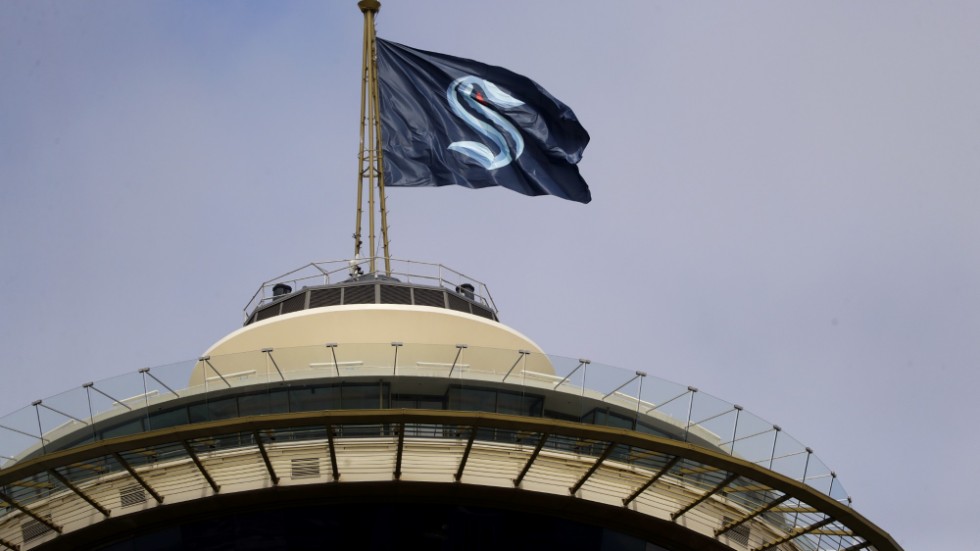 Seattle Krakens flagga på toppen av ikoniska Space Needle i Seattle. Arkivbild.