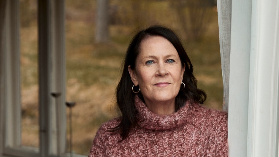 Vigdis Hjorth slog igenom med den uppmärksammade romanen "Arv och miljö". Senast gav hon ut romanen "Lärarinnans sång" som kom på svenska förra året.