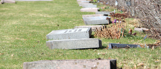 Mängder gravstenar på marken: "Är djupt olyckligt"