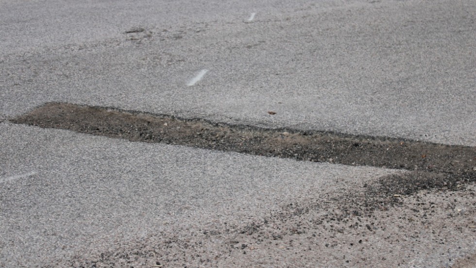 Hålet syns dåligt för trafikanter och går vid möte inte att undvika.