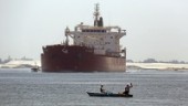 Grundstött fartyg i Suezkanal bromsar handeln