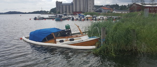 Båten sjönk och läcker bränsle • Polisen: Det här är miljöbrott 