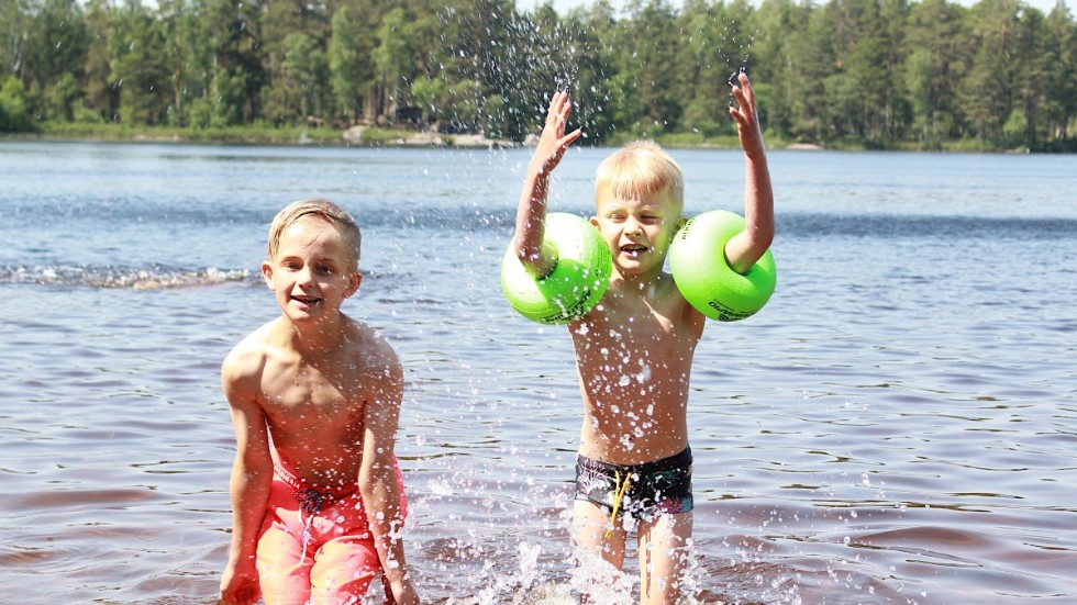 "Det är jättevarmt i vattnet. Vi badar nästan hela tiden", sa Eddie Lindström och Olle Nord. Enligt badgäster vid Hesjön uppmättes 24 grader i vattnet på fredagen, då många barn och vuxna sökt sig till sjön för sol och bad.
