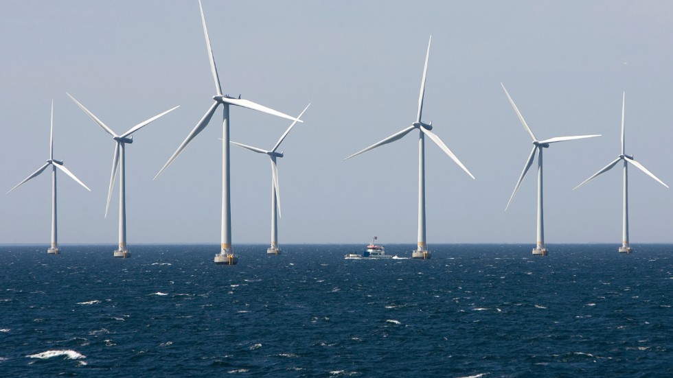 Att bygga vindkraftverk till havs i stället för i människors närområden borde vara självklart, tycker skribenten. På bilden vindkraftparken Lillgrund i Öresund