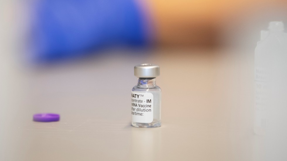 Ännu så länge har drygt 38 procent av de vuxna östgötarna fått den första dosen vaccin mot covid-19. 