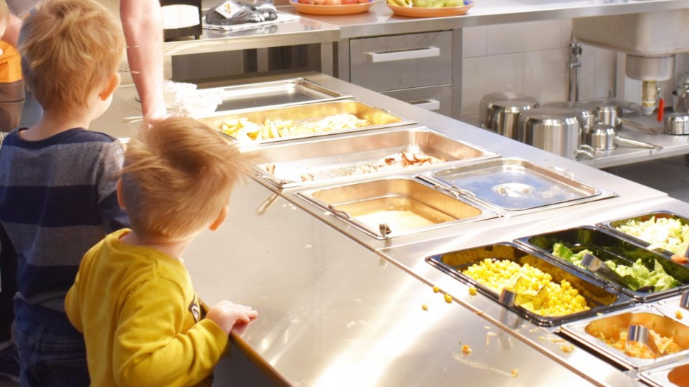 Sedan i december får barn till föräldralediga i Linköpings kommun inte längre äta lunch på förskolan.
