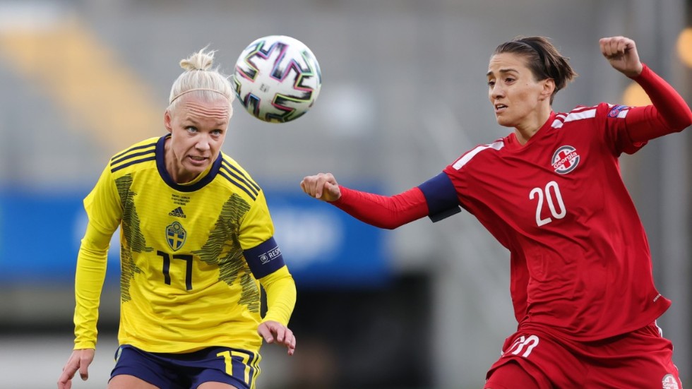 Sveriges Caroline Seger fick revansch för OS-finalstraffen när hon satte 3-0 på straff i VM-kvalmatchen mot Georgien i somras. Nu är hon åter uttagen i truppen som ska möta Finland och Slovakien. Arkivbild.