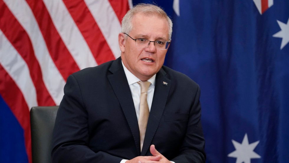 Australiens premiärminister Scott Morrison, här under ett möte med USA:s president Joe Biden tidigare i veckan, kan räkna med en faktura från franska ubåtstillverkaren Naval Group efter det brutna avtalet.