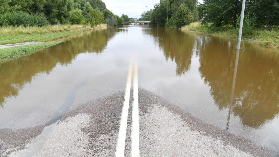 Det har ju gått bra hittills, så vi rullar väl vidare? (Bilden togs i Gävle i samband med översvämningarna i augusti.) 