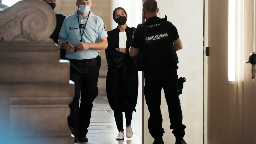 Olivia Ronen (mitten) företräder den terroranklagade Salah Abdeslam i rättegången kring terrorn i Paris 2015. Totalt dödades 130 människor när islamistiska extremister attackerade barer, restauranger och en konsertlokal i den franska huvudstaden.