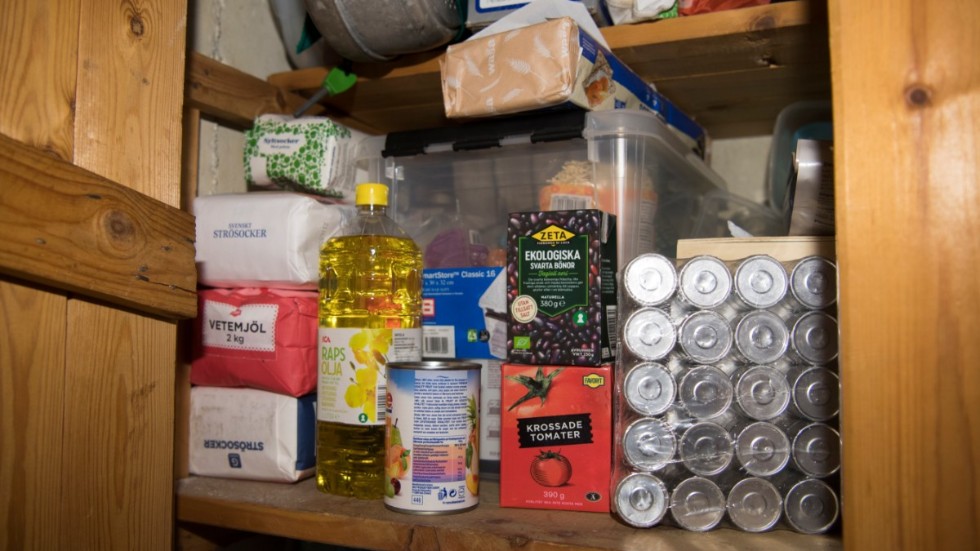Enligt MSB bör alla förbereda en "krislåda" med mat och förnödenheter hemma.