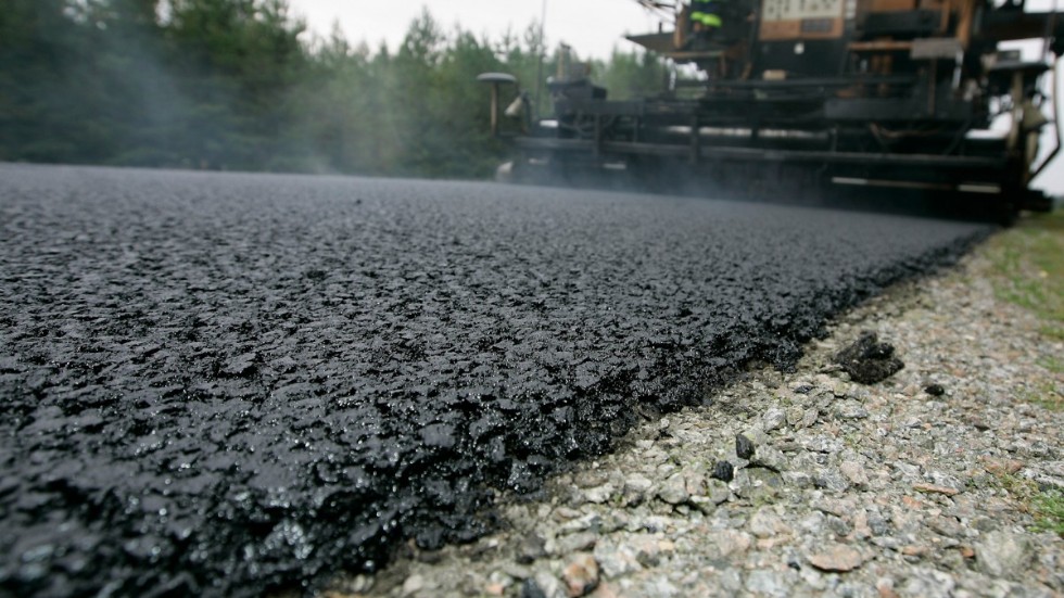 Måste det vara asfalt på alla vägar? Speciellt på nämnda väg, finns väl ingen anledning med asfalt så lite som den trafikeras., skriver insändarskribenten i ett svar på tidigare insändare.