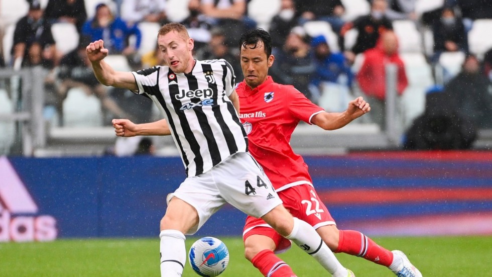 Juventus svenske anfallare Dejan Kulusevski i kamp om bollen med Sampdorias Maya Yoshida.