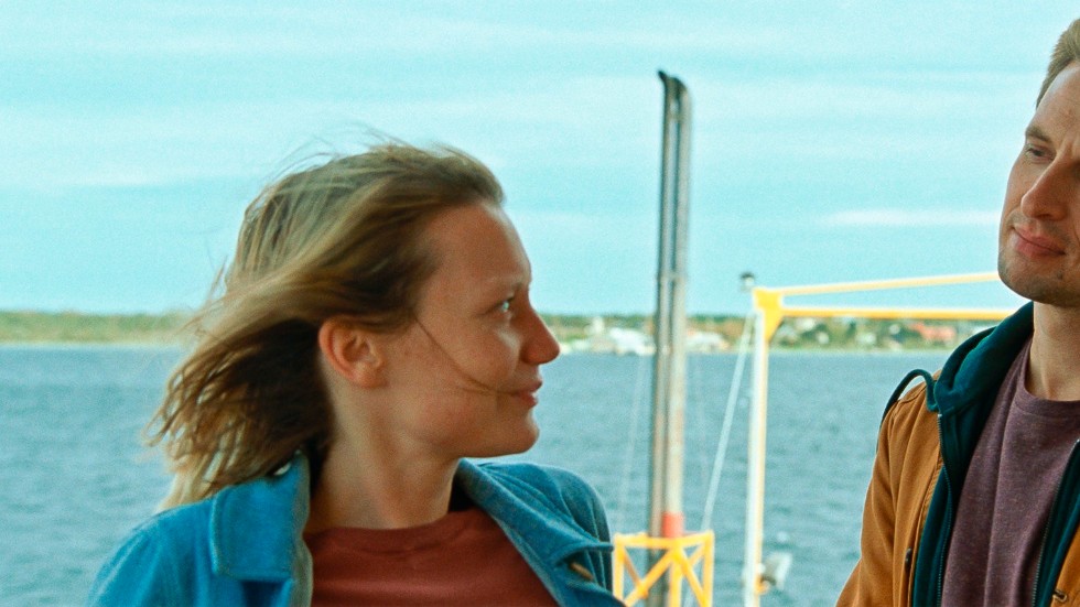 Amy (Mia Wasikowska) och Joseph (Anders Danielsen-Lie) dyker upp i ett metaspår i "Bergman Island". Pressbild.