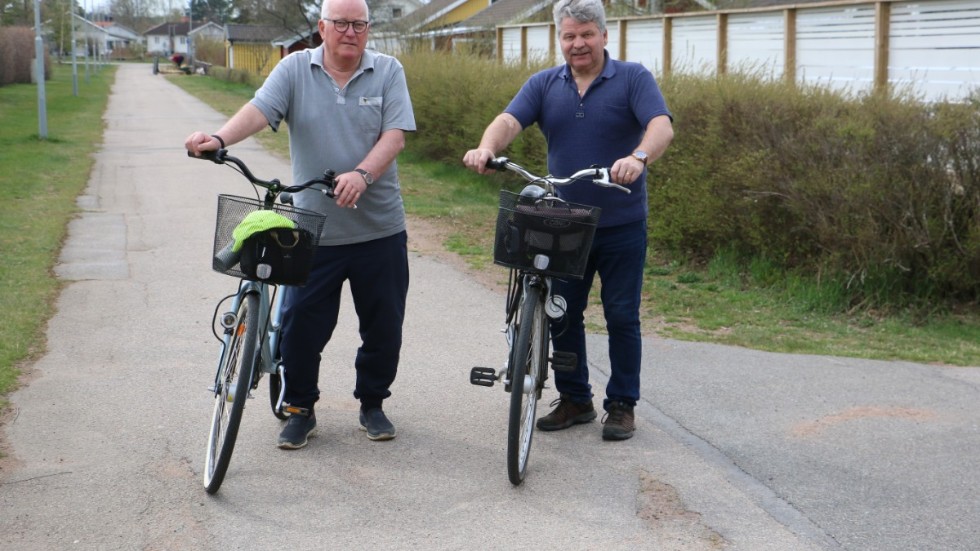 Börje Eklund och Seppo Lahti stod med var sin cykel och pratade när vi träffade dem ute på Silverslätten. De är helt överens om att belysningen på cykelvägarna var en fullträff.