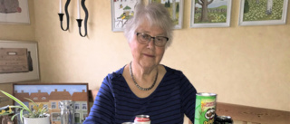 Karin, 81, städar upp efter ungdomarnas buskörning
