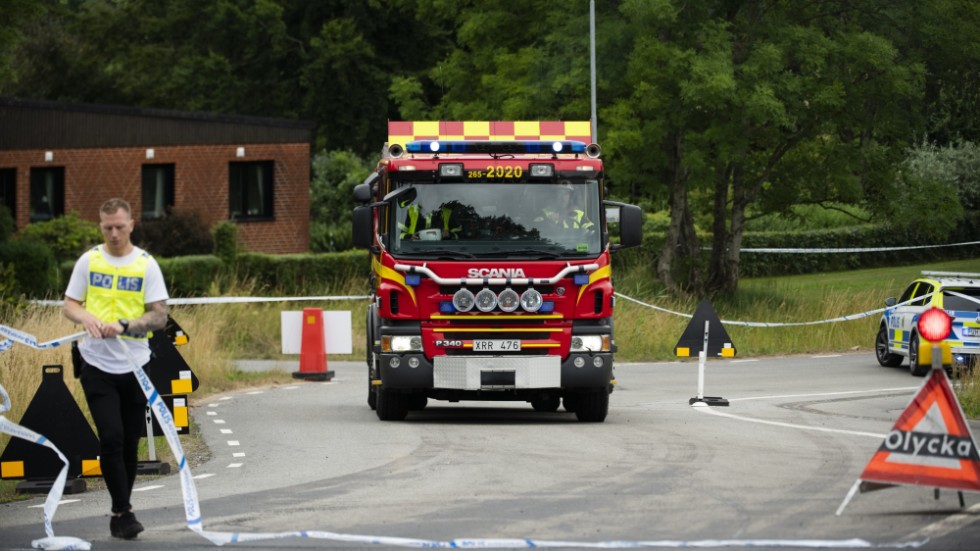 En vuxen och två barn har avlidit sedan de blivit påkörda av ett tåg i Tormestorp söder om Hässleholm.