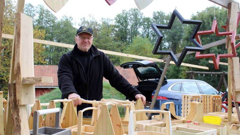 Ulf Nilsson från Målilla var på plats och sålde sina trähantverk och det var han även förra året. "Jag tror det har varit mer folk i år än förra året", säger han. 